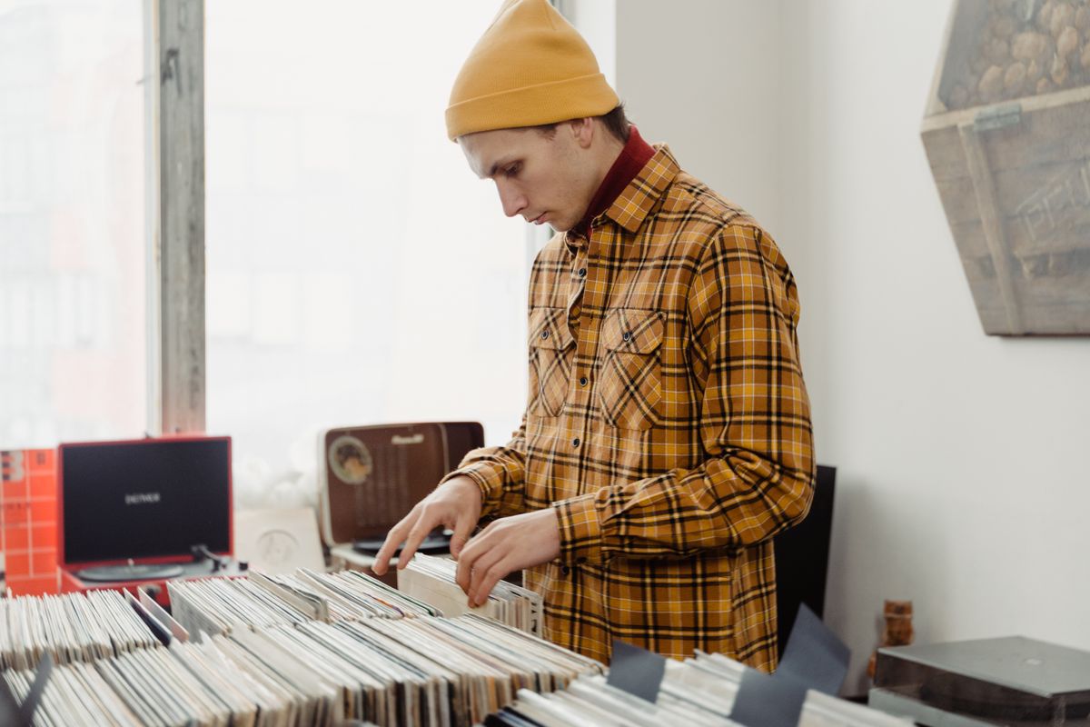 Prehliadanie vinylových platní v obchode