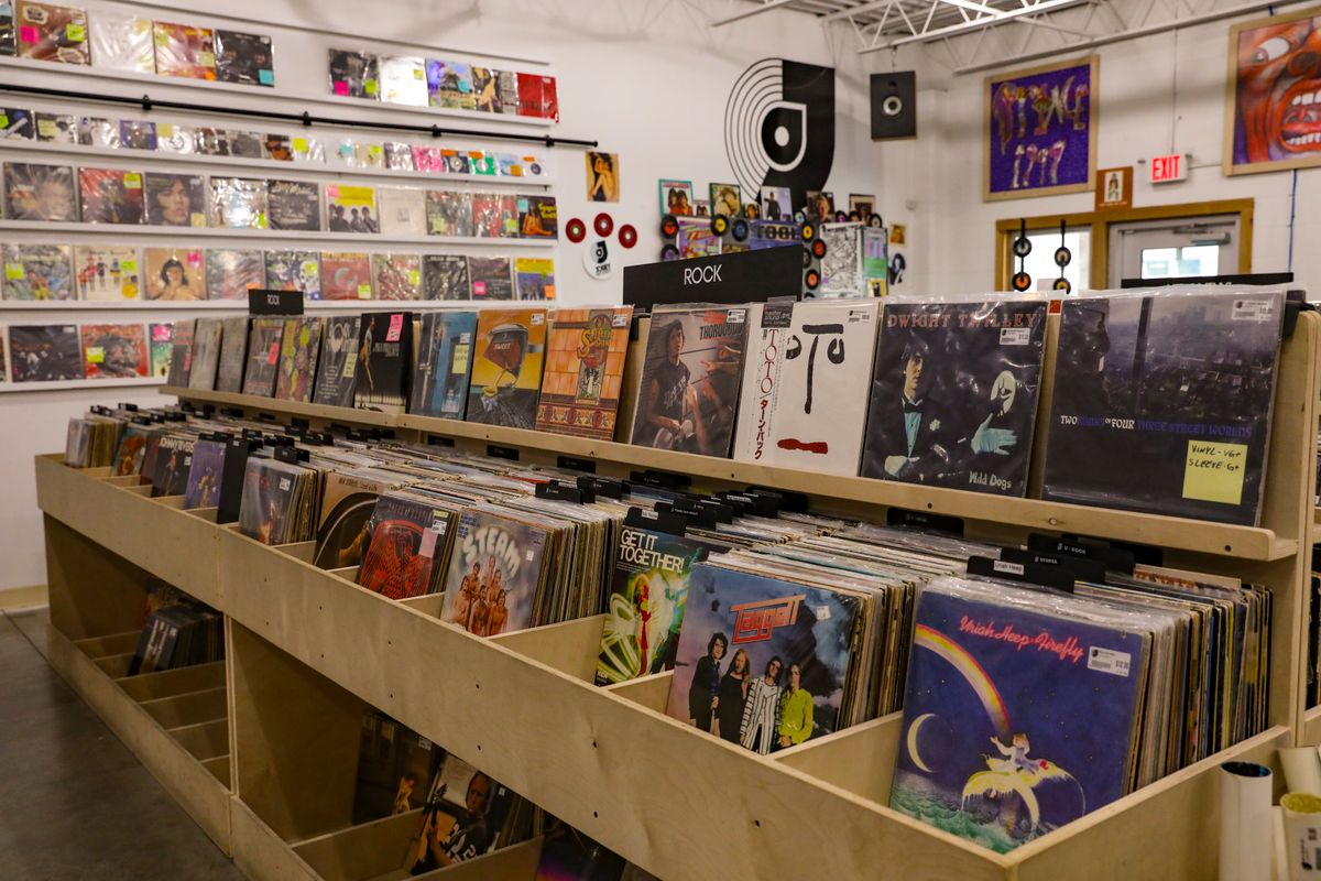 Regály s vinylovými platňami v obchode